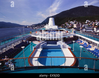 La piscina a bordo della Star Princess mentre in Ketchikan Alaska Foto Stock