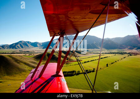 Un biplano in volo Foto Stock