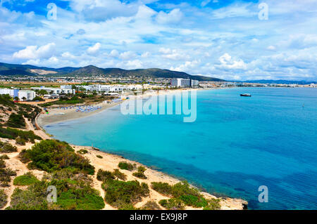 Una vista panoramica della Platja den Bossa a Ibiza, nell isola di Ibiza, Isole Baleari, Spagna Foto Stock