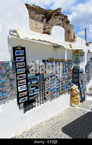 Negozio di souvenir di Santorini sul display per la vendita, Oia, Grecia. Foto Stock