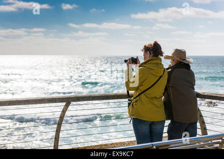 I turisti su un balcone che si affaccia sul mare a Fistral Beach in Newquay, Cornwall. Foto Stock