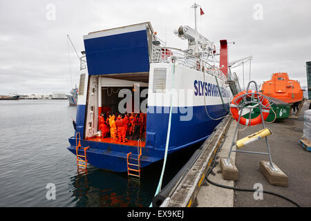 Gli studenti con tute di immersione in fase di ricerca ed il salvataggio marittimo formazione su nave reykjavik Islanda Foto Stock