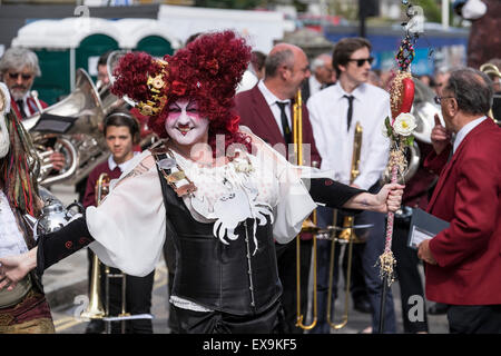 Uno dei personaggi principali del Civico parata del giorno Mazey, parte del Festival di Golowan in Penzance, Cornwall. Foto Stock