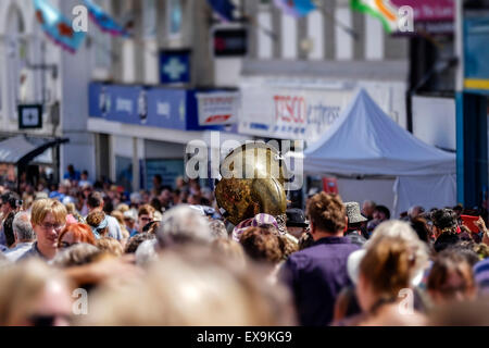 Un sousaphone essendo giocato durante una sfilata sul giorno Mazey, parte del Festival di Golowan in Penzance, Cornwall. Foto Stock