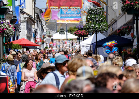 Strade affollate sul giorno Mazey, parte del Festival di Golowan in Penzance, Cornwall. Foto Stock