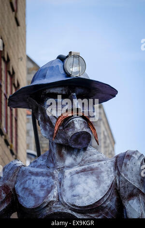 L'effige di una Cornish minatore di stagno essendo portati durante uno dei cortei colorati sul giorno Mazey, parte del Festival di Golowan. Foto Stock