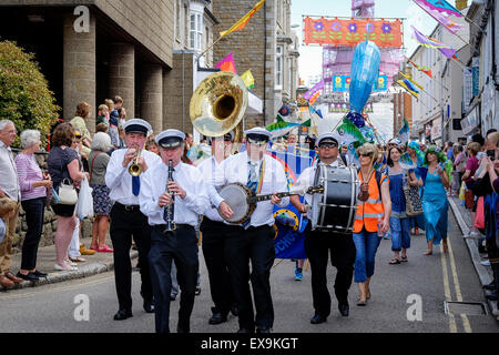 Uno dei cortei colorati sul giorno Mazey, parte del Festival di Golowan in Penzance, Cornwall. Foto Stock