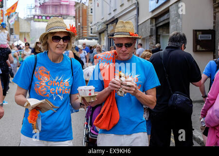 I partecipanti colorati delle parate sul giorno Mazey, parte del Festival di Golowan in Penzance, Cornwall. Foto Stock