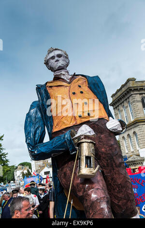 Un enorme effige di Sir Humphry Davy essendo portati durante una sfilata sul giorno Mazey, parte del Festival di Golowan in Penzance in Cornovaglia. Foto Stock