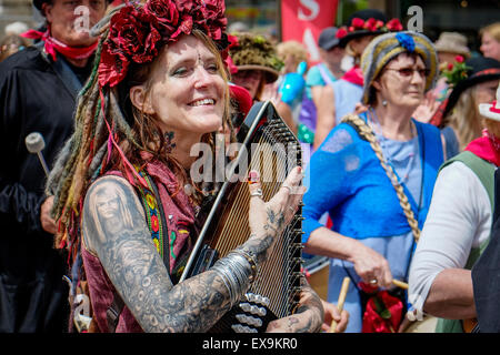 Su dei cortei colorati sul giorno Mazey, parte del Festival di Golowan in Penzance, Cornwall. Foto Stock