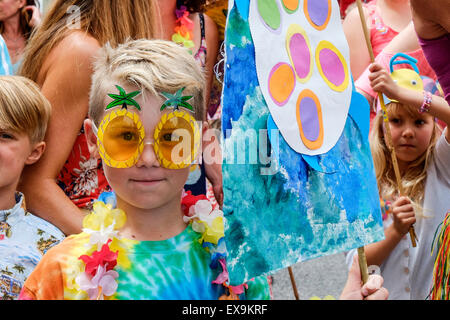 Bambini e adulti partecipano a cortei colorati sul giorno Mazey, parte del Festival di Golowan in Penzance, Cornwall. Foto Stock