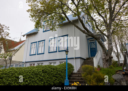 Tipico basamento in cemento di ferro ondulato edificio rivestito di Reykjavik Islanda Foto Stock