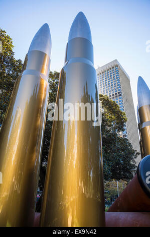 La scultura Yininmadyemi, Tu hai lasciato cadere da Tony Albert, memoriale di guerra per gli Aborigeni, Hyde Park, Sydney, Australia Foto Stock