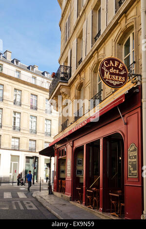 Tipico angolo francese Cafe Cafe des Musees, brasserie, ristorante, bar, Le Marais, Paris, Francia. Foto Stock