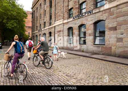 Ciclo di persone e a piedi passato Arnolfini Arts Center, Bristol, Inghilterra, Regno Unito Foto Stock