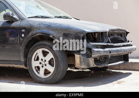 Cittadina di Chania, Creta, Grecia - 17 giugno 2013: si è schiantato abbandonato l'auto sulla strada Foto Stock