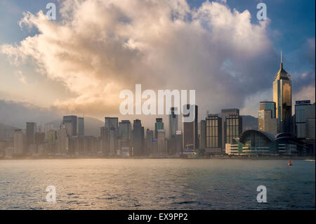 Lo skyline di Hong Kong al mattino, durante l ora d'oro. Foto Stock