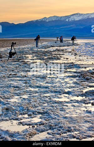 Dopo forti piogge, riempita di acqua bacino Badwater, bacino Badwater, Parco Nazionale della Valle della Morte, CALIFORNIA, STATI UNITI D'AMERICA Foto Stock