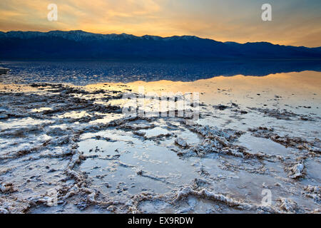 Dopo forti piogge, riempita di acqua bacino Badwater, bacino Badwater, Parco Nazionale della Valle della Morte, CALIFORNIA, STATI UNITI D'AMERICA Foto Stock