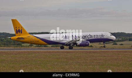 La Monarch Airlines Airbus A321 G-OZBF decollo dall aeroporto London-Luton LTN Foto Stock