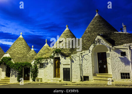 La Alberolbello tradizionali trulli in Italia Foto Stock