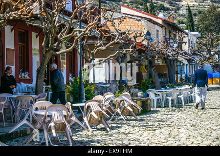 Strada principale nel bellissimo villaggio Omodos in Cipro Foto Stock