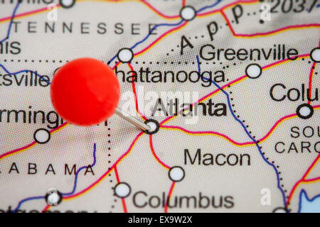 Close-up di una puntina rossa sulla mappa di Atlanta, Stati Uniti d'America Foto Stock