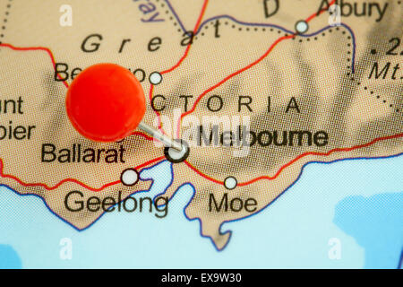 Close-up di una puntina rossa su una mappa di Melbourne, Australia Foto Stock
