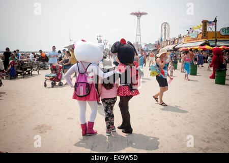 Personaggi in costume sollecitare suggerimenti su di una passerella su un caldo seasonably Domenica, 5 luglio 2015 a Coney Island di Brooklyn a New York oltre il weekend del 4 luglio. Alcuni dei personaggi hanno mosso da Times Square a Coney Island a causa della maggiore concorrenza. (© Richard B. Levine) Foto Stock