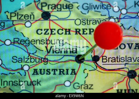 Close-up di una puntina rossa su una mappa di Vienna, Austria Foto Stock