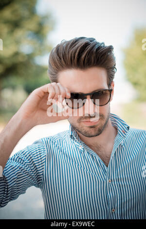 Giovane bello hipster l uomo moderno all'aperto in estate Foto Stock