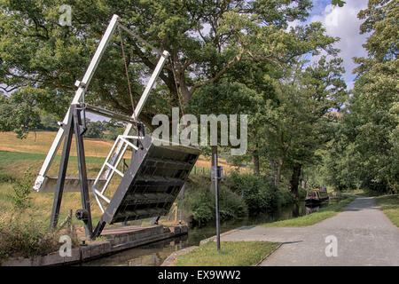 Ponte sollevato al di sopra del llangollen canal pronto per le strette barca per andare attraverso Foto Stock