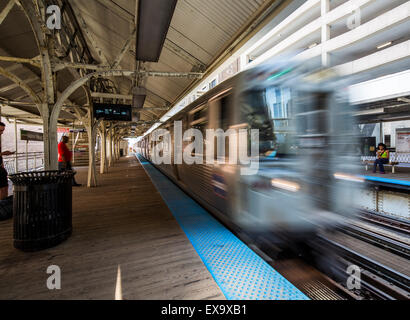 La Kimball brown Loop linea treno arrivando a Adams stazione Wabash, Chicago, USA Foto Stock