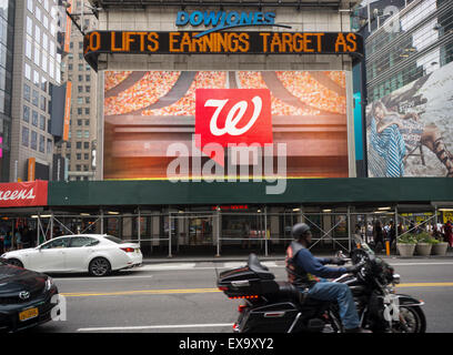 Il Walgreens drug store in corrispondenza di una Times Square a New York è visto giovedì 9 luglio 2015. Walgreens stivali Alliance ha annunciato il loro terzo trimestre profitti beat degli analisti di aspettative. La società è inoltre la chiusura 200 memorizza e mediante altre misure di riduzione dei costi per aumentare la redditività. (© Richard B. Levine) Foto Stock