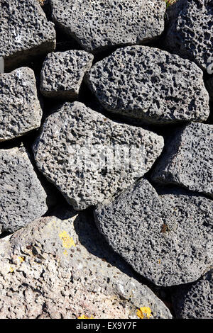 Asciugare la parete in pietra costituita da rocce di origine vulcanica reykjavik Islanda Foto Stock