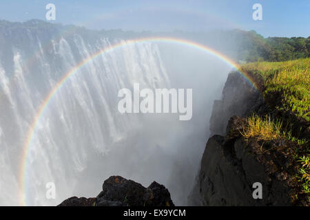 Africa, Zambia, Mosi-Oa-Tunya National Park, Rainbow sopra la cataratta orientale di Victoria Falls Foto Stock