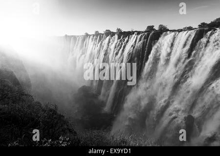 Africa, Zambia, Mosi-Oa-Tunya National Park, l'impostazione di sole illumina la cataratta orientale di Victoria Falls Foto Stock