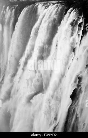 Africa, Zambia, Mosi-Oa-Tunya National Park, l'impostazione di sole illumina la cataratta orientale di Victoria Falls Foto Stock