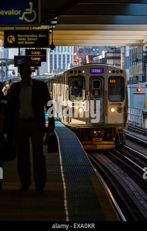 La linea Viola ansa treno arrivando al Merchandise Mart stazione, Chicago, Stati Uniti d'America Foto Stock