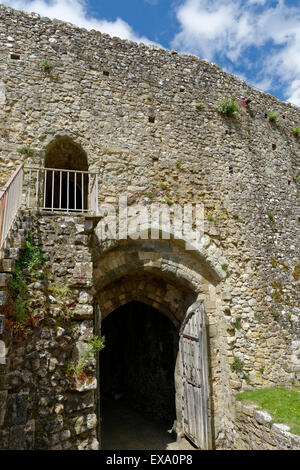 Cancello di ingresso vista interna, Carisbrooke Castle, Carisbrooke, nr Newport, Isle of Wight, England, Regno Unito, GB. Foto Stock