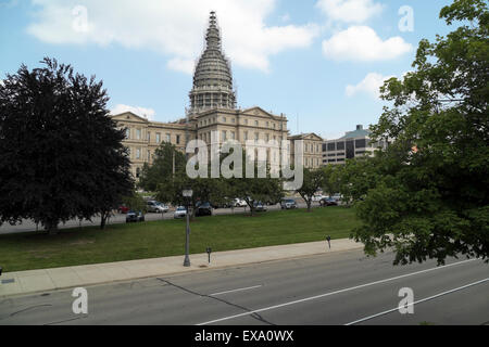 Northwest elevazione del Michigan State Capitol Building con la cupola circondato da impalcature per lavori di ristrutturazione e di riparazione. Foto Stock