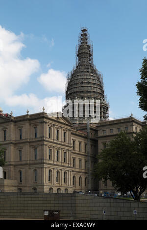 A nord-ovest di elevazione del Michigan State Capitol Building con la cupola circondato da impalcature per lavori di ristrutturazione e di riparazione. Foto Stock