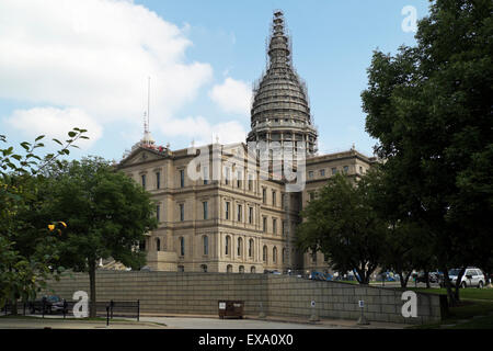 A nord-ovest di elevazione del Michigan State Capitol Building con la cupola circondato da impalcature per lavori di ristrutturazione e di riparazione. Foto Stock