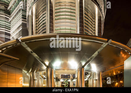 Malaysia, Kuala Lumpur, vista dalla base del 88 storia tall Petronas Tower di notte, uno dei più grandi edifici del mondo a 452 soddisfatte Foto Stock