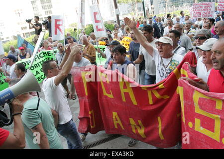 Napoli, Italia. 09 Luglio, 2015. Un momento di tensione al di fuori in Consiglio Regionale della Campania. I manifestanti sono i dipendenti degli stabilimenti HP Pozzuoli riguardante la chiusura. "Noi protestiamo contro la nuova escalation di incendi tossici che incidono su Napoli e provincia" dicono i manifestanti sono arrivati in piazza. Credito: Salvatore Esposito/Pacific Press/Alamy Live News Foto Stock