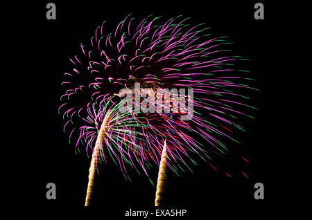 Un'immagine di esplodere i fuochi d'artificio di notte. Rappresenta una celebrazione. Foto Stock