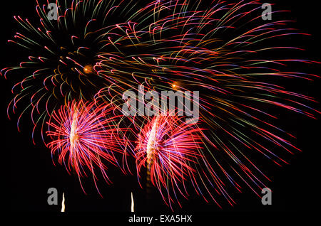 Un'immagine di esplodere i fuochi d'artificio di notte. Rappresenta una celebrazione. Foto Stock