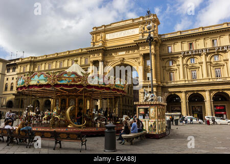 Merry-go-round su Piazza della Repubblica di Firenze in Italia Foto Stock