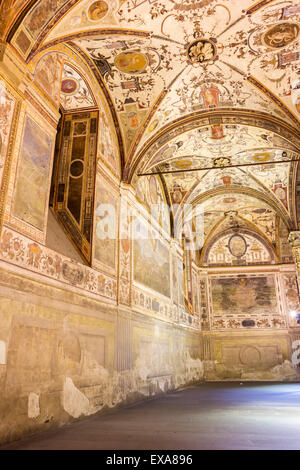 Bellissimi affreschi sulle pareti e sul soffitto all'interno del cortile di Palazzo Vecchio a Firenze in Italia Foto Stock