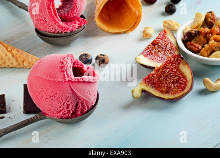 Gelati su un cucchiaio con frutti. Messa a fuoco selettiva Foto Stock